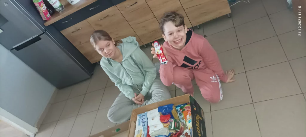 Dzieci z paczką pomocy
